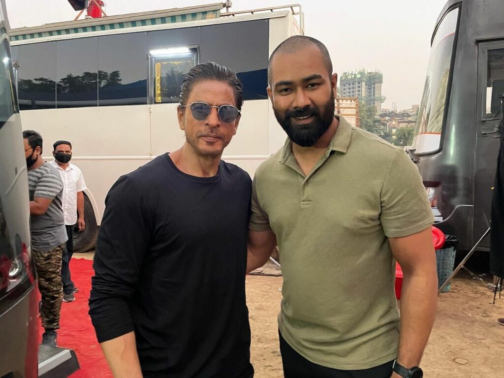 Shah Rukh Khan’s latest picture from film set goes viral
