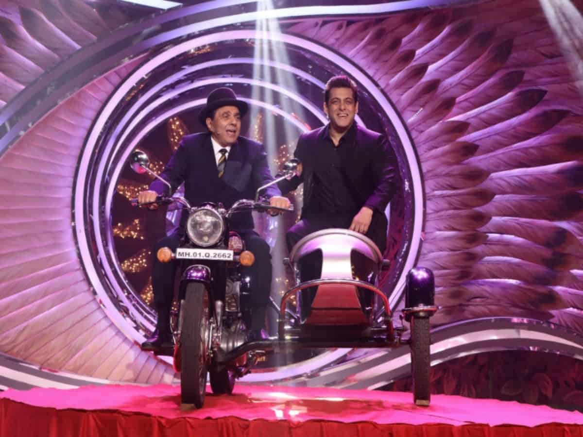 Salman, Dharmendra recreate iconic bike scene of ‘Sholay’